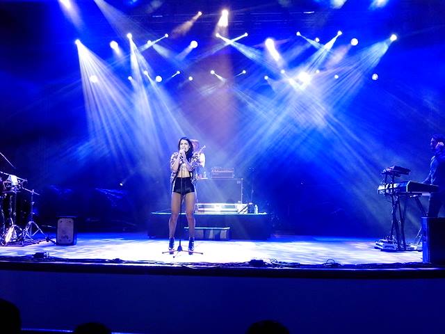 Playa Limbo en el escenario del Teatro del Pueblo abriendo el concierto de Motel