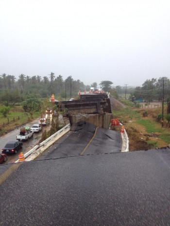 Tras el sismo de 6.6 grados con epicentro al suroeste de Tecpan de Galeana, Guerrero que se vivió al medio día de este jueves, el puente Cuajiloteque comunica al poblado con Tenexpa, colapsó. Las fotografías del puente que se ve derribado, han empezado a circular en redes sociales, lo cual ha visto más impactante el efecto del sismo. Asimismo, en Chilpanchingo, la mesa directiva del Congreso local suspendió la sesión programada para el jueves y posponerla para el lunes, mientras la presidenta de la mesa, Verónica Muñoz Parra confirmó la intensidad del sismo y los efectos que este produzco.