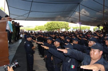 toma de protesta autodefensas Fuerza Rural Estatal