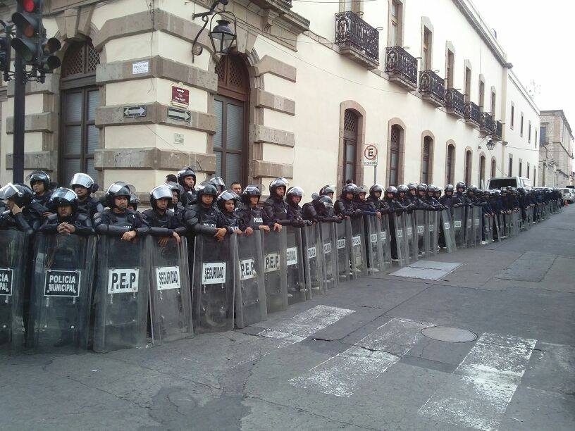 Congreso del Estado Michoacán cercado policías 2