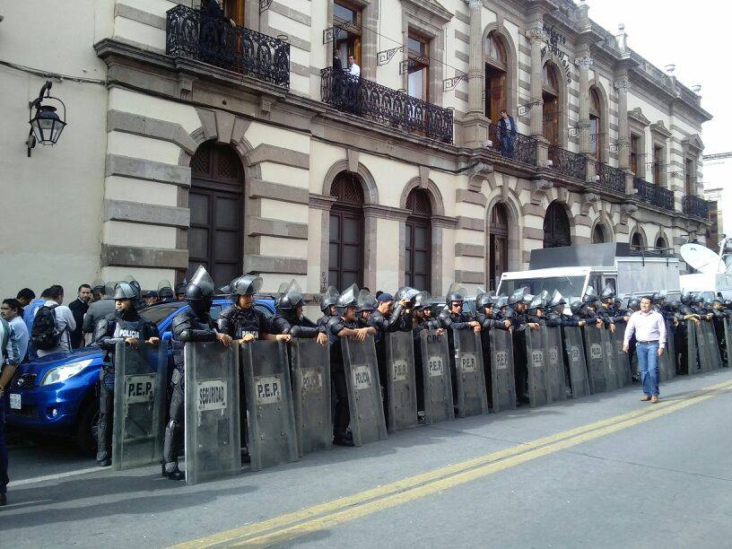 Congreso del Estado Michoacán cercado policías