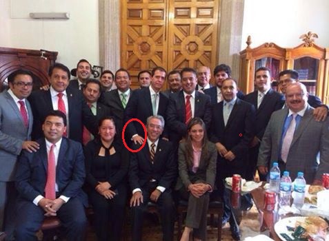 Foto del recuerdo: Jara posando con los diputados locales del PRI y el comisionado Castillo quien le hace "sentir" su apoyo visiblemente el día de su toma de protesta