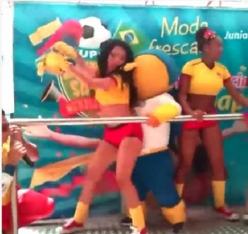 mascota del mundial se le repega a bailarina