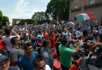 morelianos ven futbol en la plaza juarez