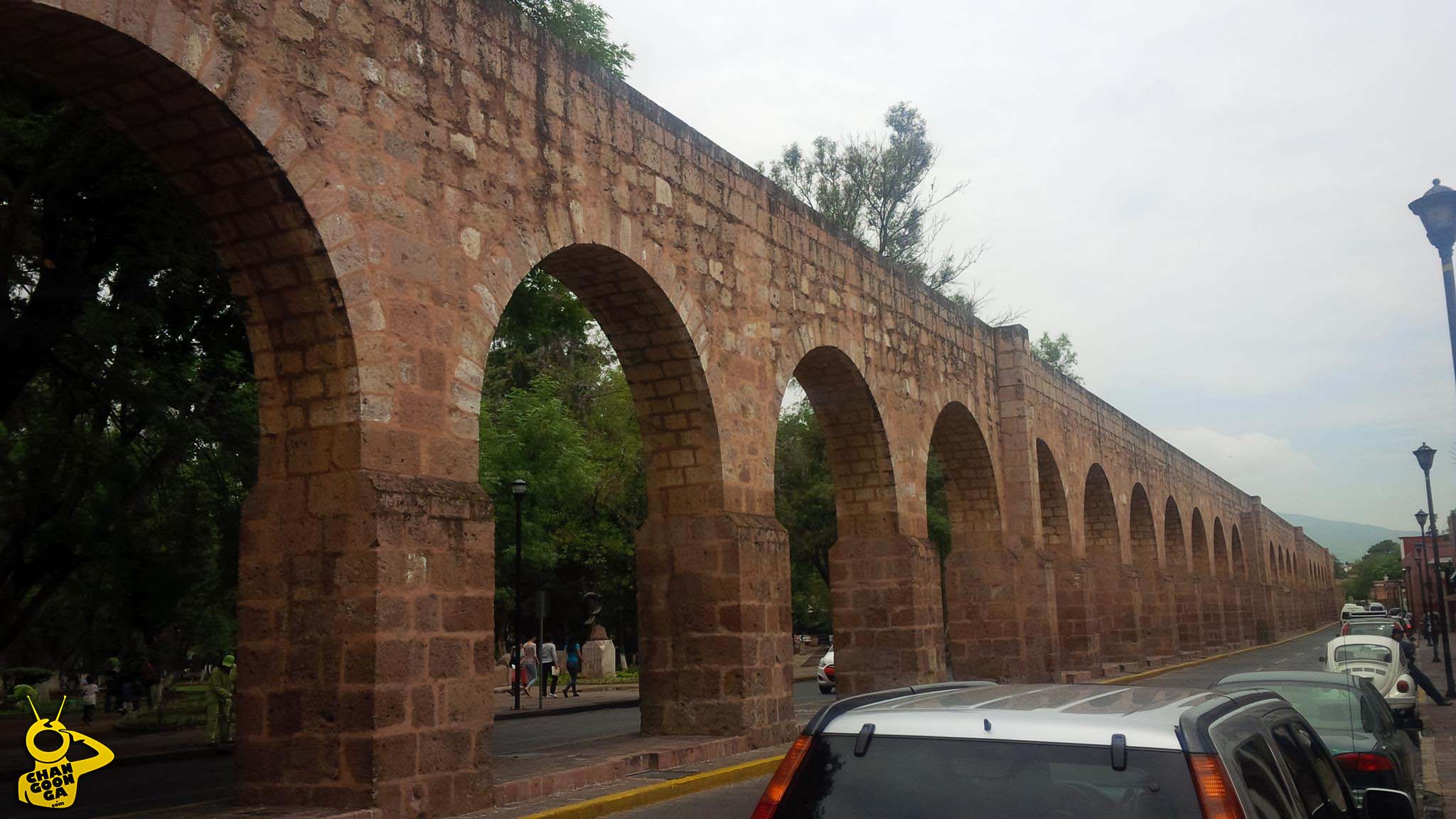 retiran fotos mundialistas del Acueducto de Morelia 5