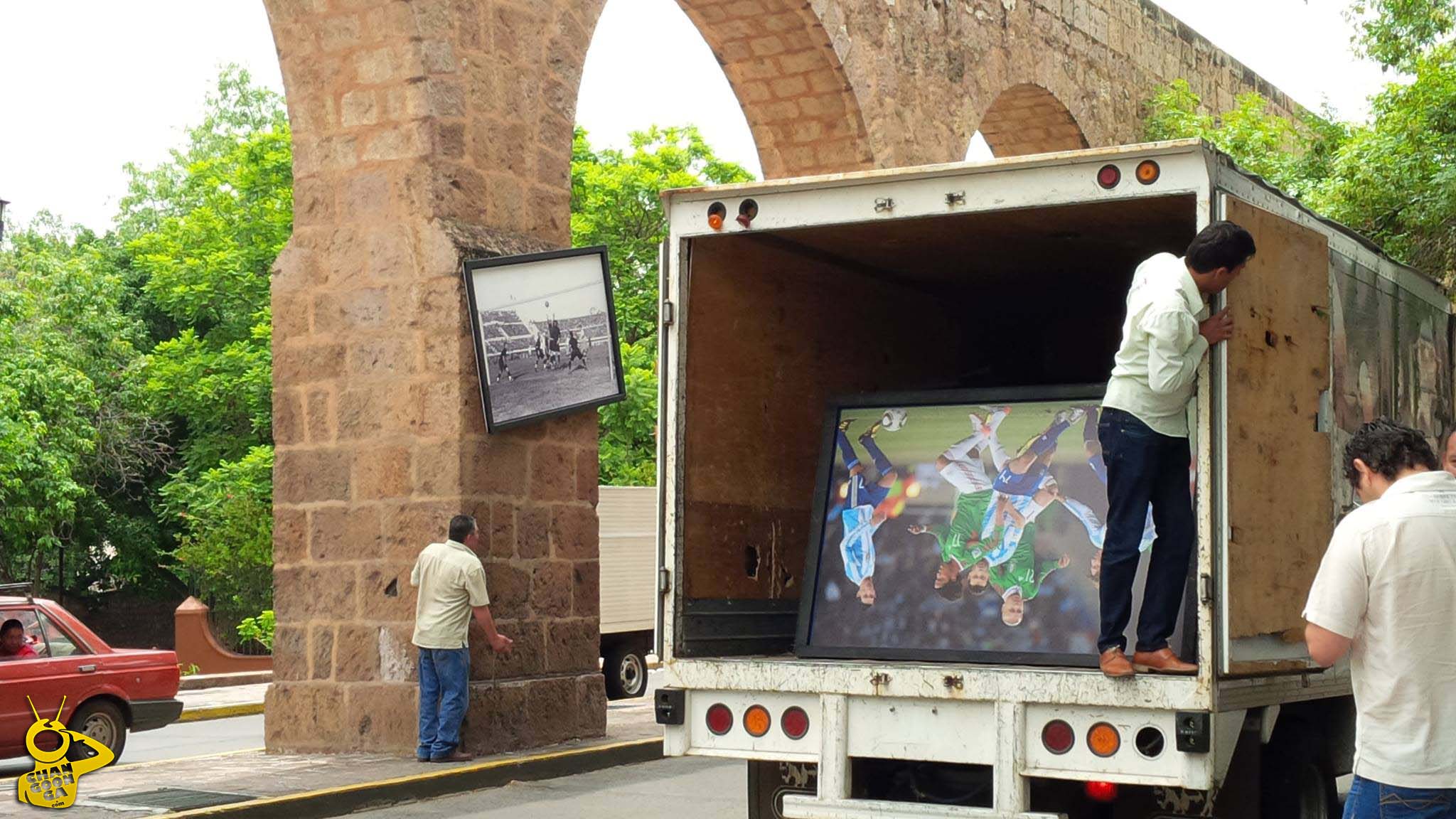 retiran fotos mundialistas del Acueducto de Morelia 6