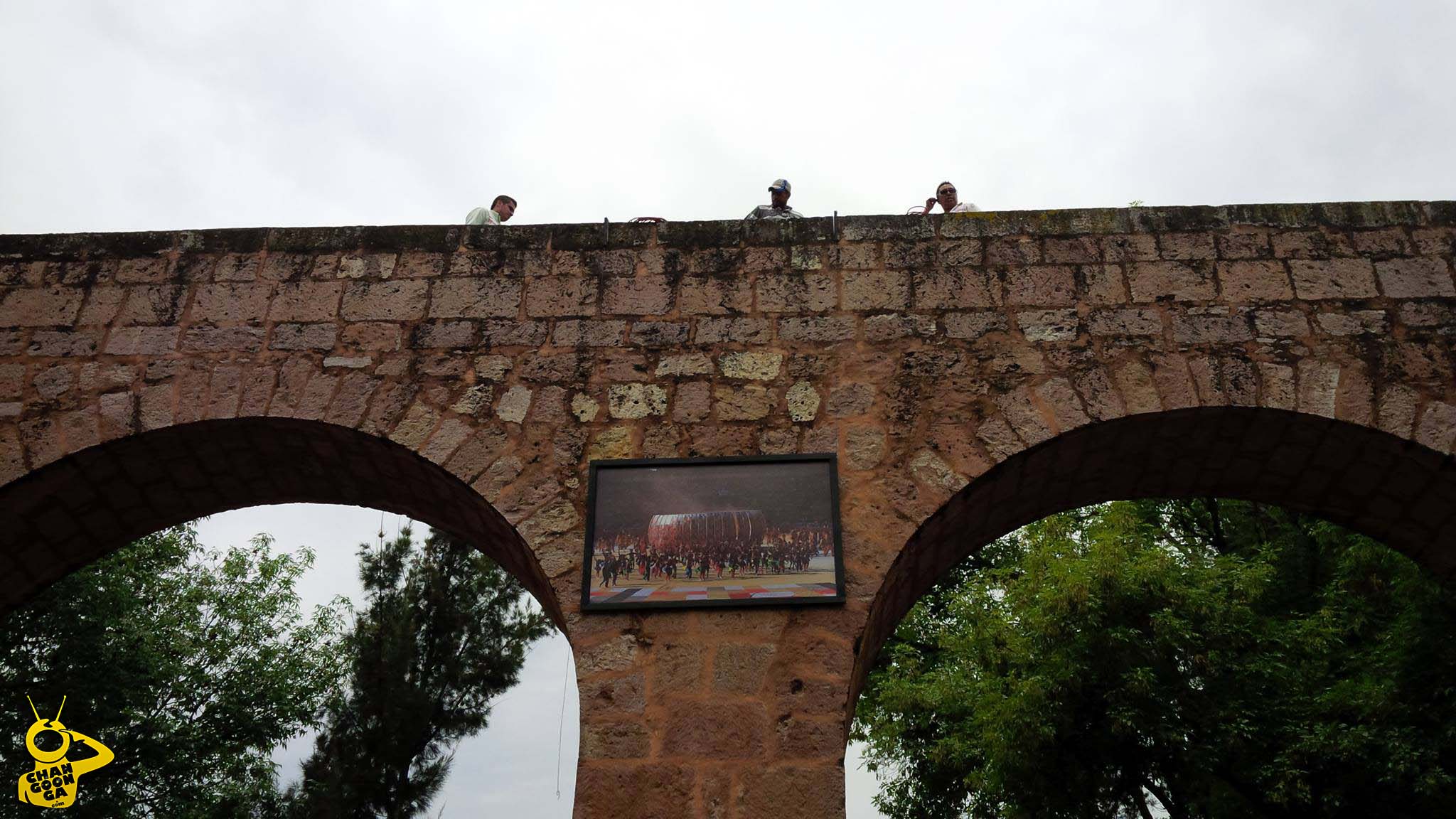 retiran fotos mundialistas del Acueducto de Morelia 7