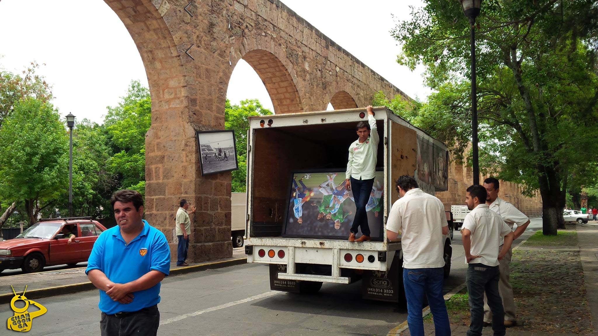 retiran fotos mundialistas del Acueducto de Morelia 8