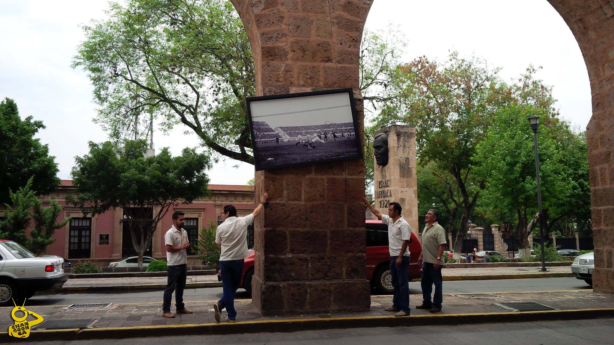 retiran fotos mundialistas del Acueducto de Morelia