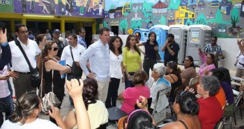 Alfredo Castillo en albergue de Mamá Rosa