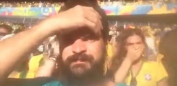 aficionado se tira un pedo en la cara de novia de neymar