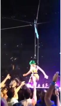 katy perry cae en concierto