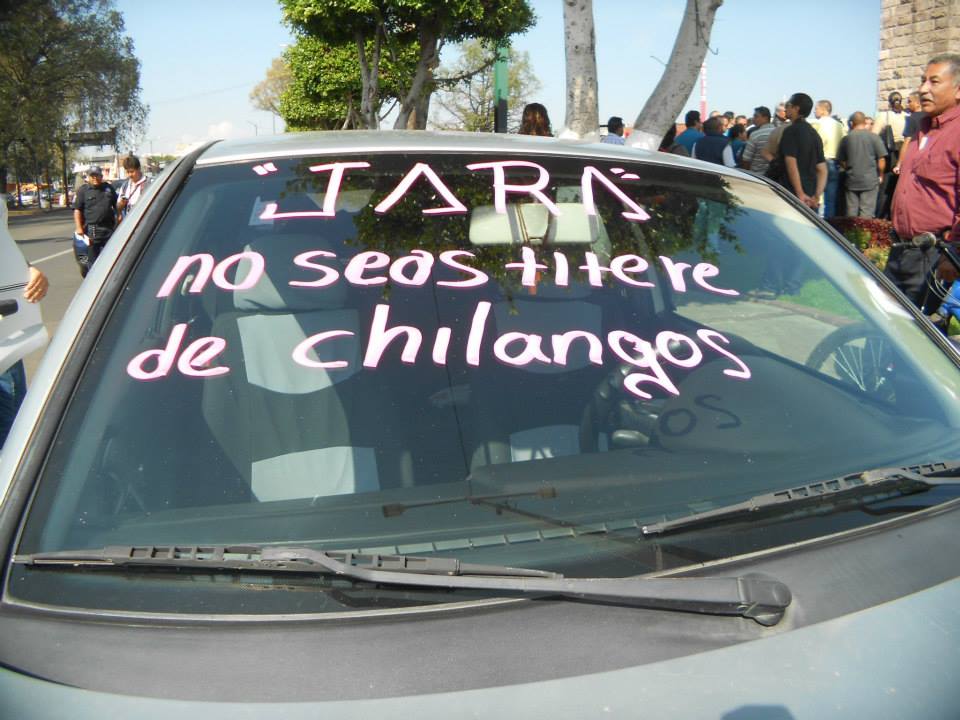 manifestación policías despedidos de Michoacán Jara no seas títere