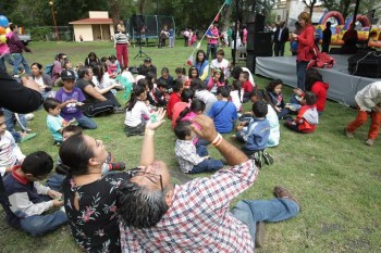 papás niños feria