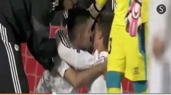 aficionado abraza a cristiano ronaldo