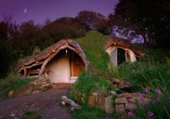 Bosque bajo de impacto interno (Gales, Reino Unido). Parece que en cualquier momento vaya a salir Frodo de una de esas casas…