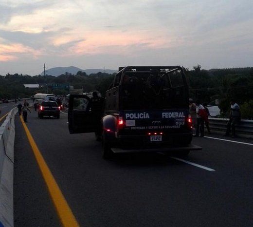 bloqueo Policía Federal carretera Apatzingán Michoacán