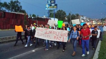 Manifestación realizada el mismo día del asesinato de los tres jóvenes. el domingo pasado