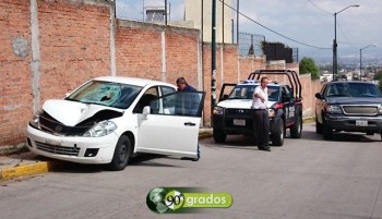 policías roban cosas de auto y golpean a director de la agencia Noventa Grados