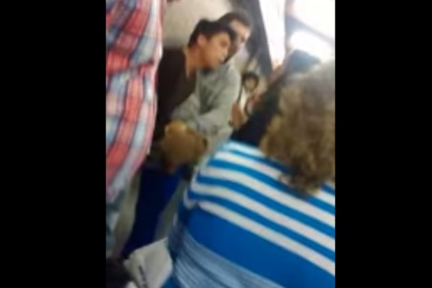 mujer regaña ladrón metro