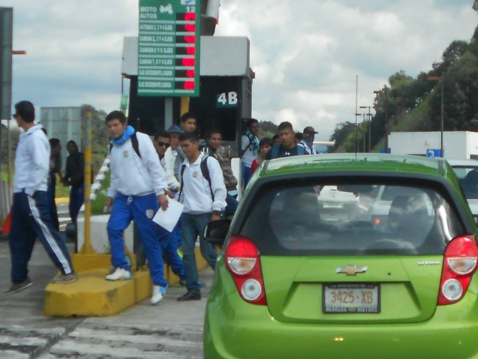 normalistas encapuchados caseta Michoacán 2