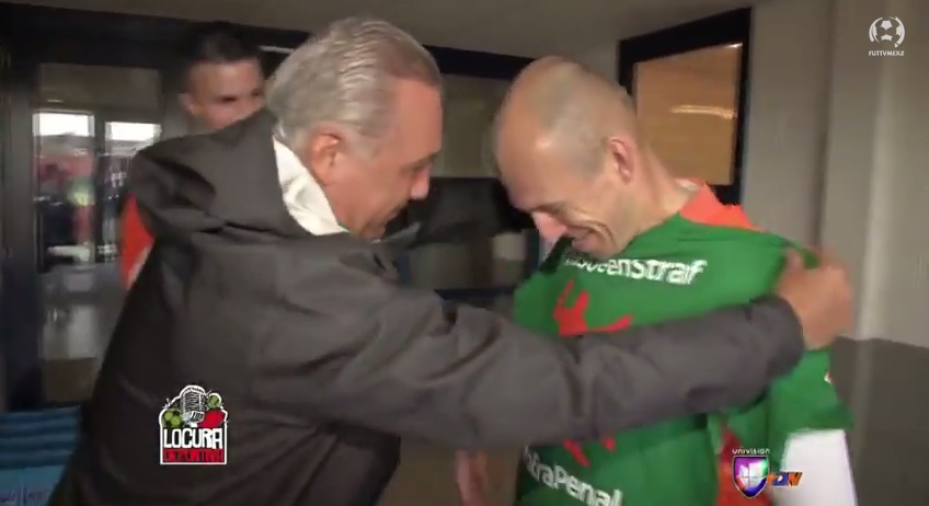 Le Regalan A Robben Una Playera Del Ya Clásico #NoEraPenal