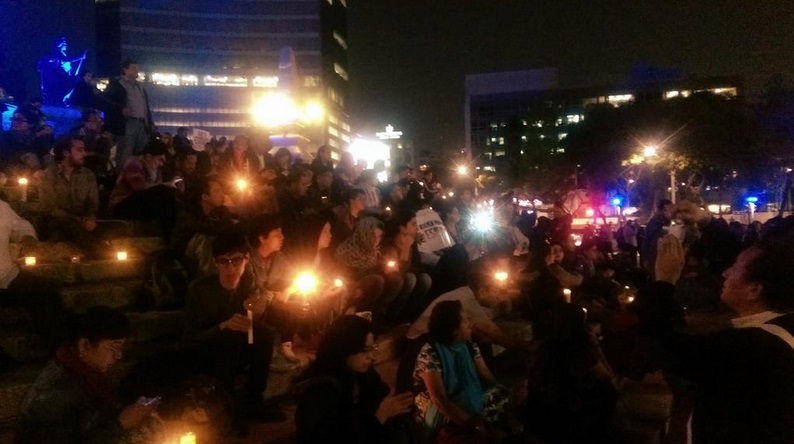 Velada en el Ángel de la Independencia por los normalistas 2