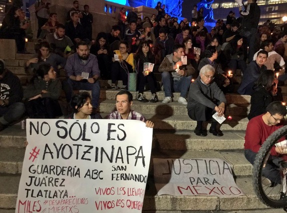 Velada en el Ángel de la Independencia por los normalistas 4