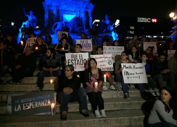 Velada en el Ángel de la Independencia por los normalistas