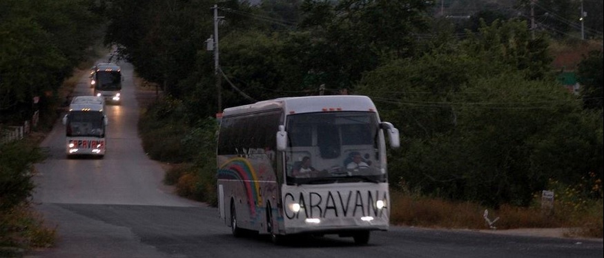 Arranque de la caravana de los padres de los 43 normalistas desparecidos / Foto Vía: @beto230