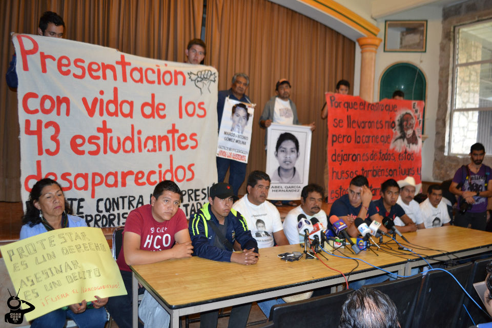 caravana padres de normalistas de Ayotzinapa en Morelia 2