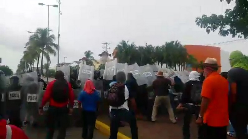 normalistas se enfrentan contra granaderos en Acapulco