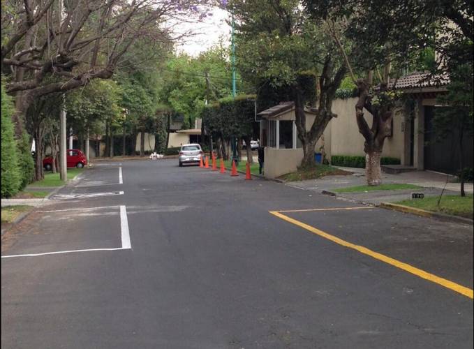 Los vecinos de Las Lomas, en la Ciudad de México, se quejaron de los privilegios que se dieron a Peña Nieto, ya que no se le exigió colocar parquímetros a las puertas de la residencia. (Foto vía @fedecast)