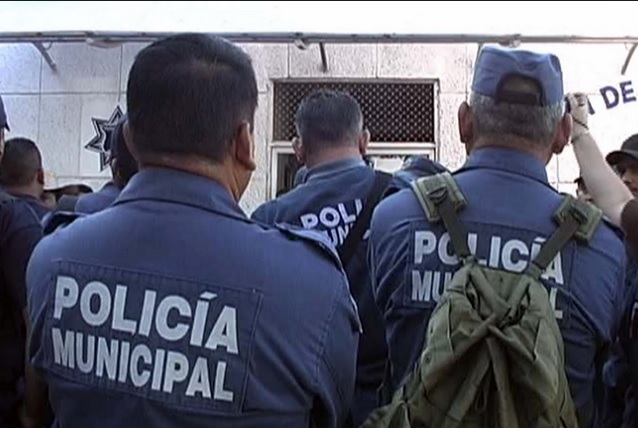 policia municipal de espaldas