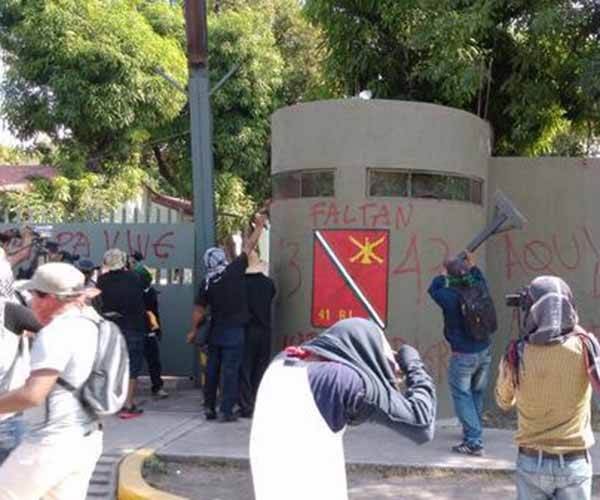 Maestros Y Normalistas Vandalizan Base Militar En Iguala