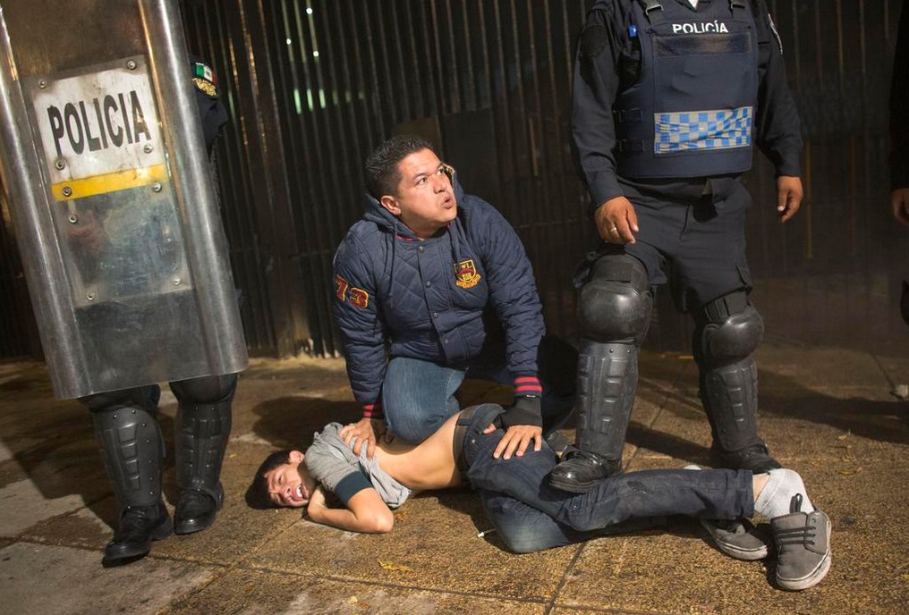 detención policía vestido de civil marcha #1DMX