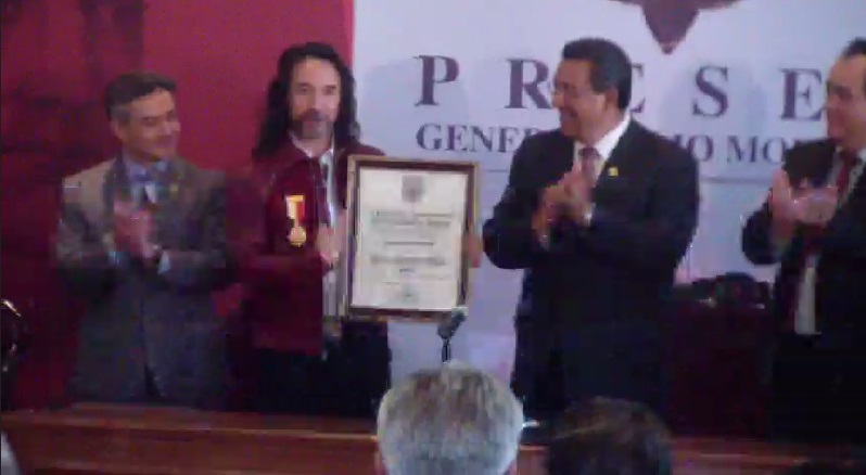 entrega presea a Marco Antonio Solís 2