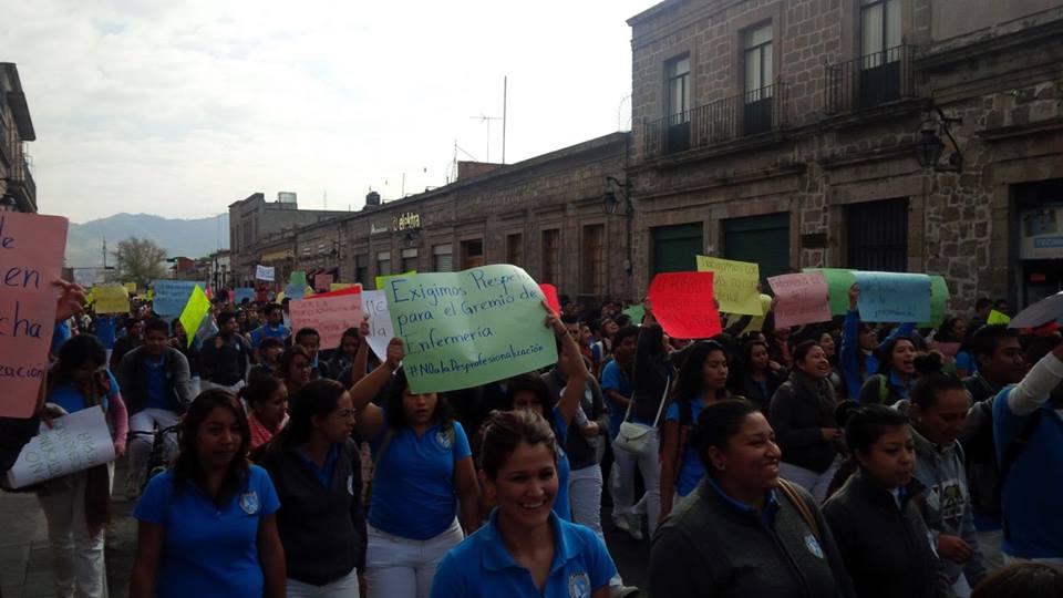 estudiantes de enfermería marchan en morelia2