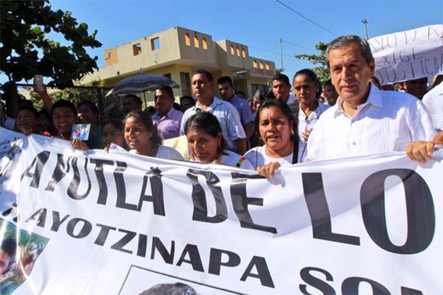 gobernador de guerrero marcha con padres de normalistas