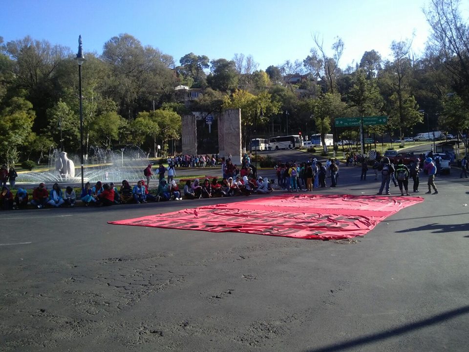 normalistas bloqueando Camelinas y Calzada Juárez Morelia