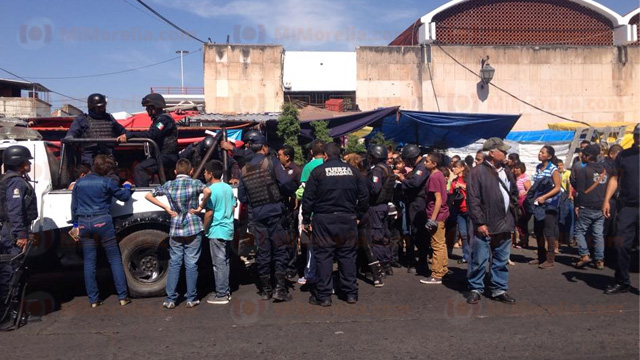 policías en el Mercado Independencia comerciantes