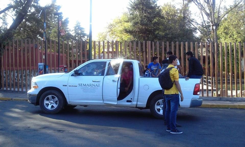 vehículo de SEMARNAT retenido por normalistas en Calzada Juárez y Camelinas Morelia