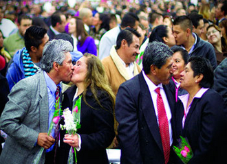 Cientos De Parejas Contrajeron Matrimonio En El Zócalo