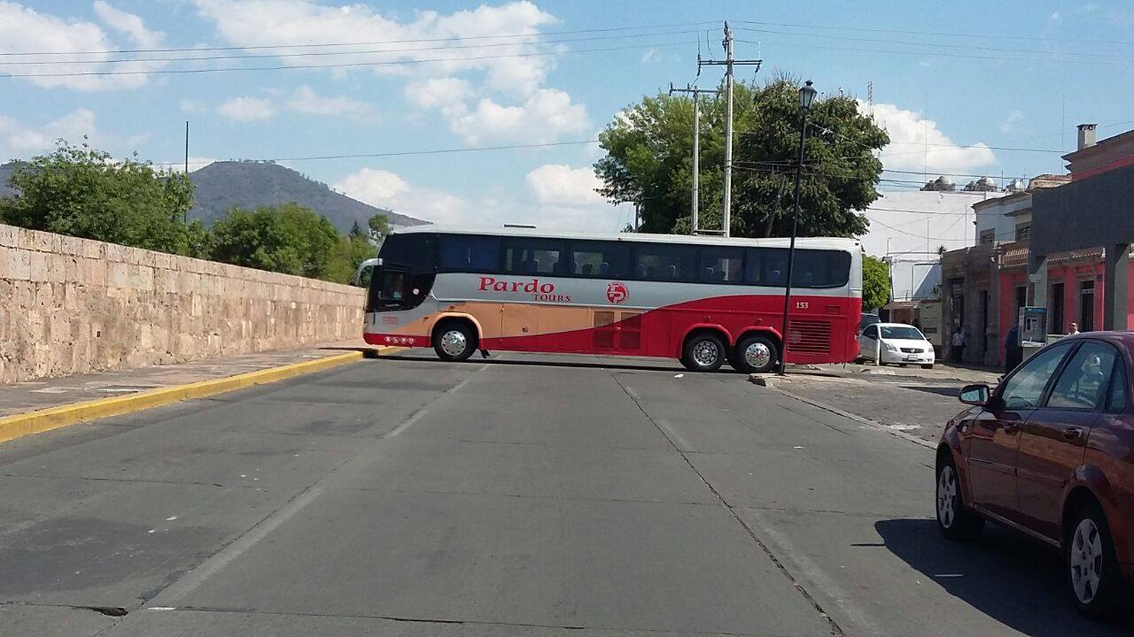 bloqueo autobús camión Acueducto Morelia