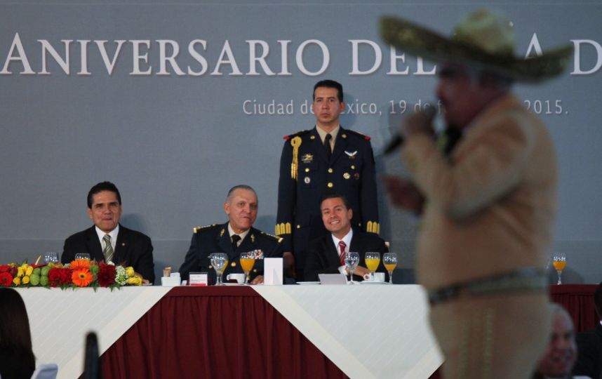 peña nieto sonriente con vicente fernandez