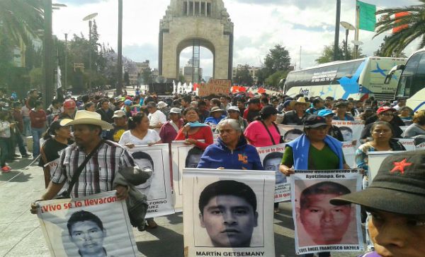 Padres De Normalistas Marcharon Hacia Televisa Chapultepex Exigiendo Derecho A Réplica