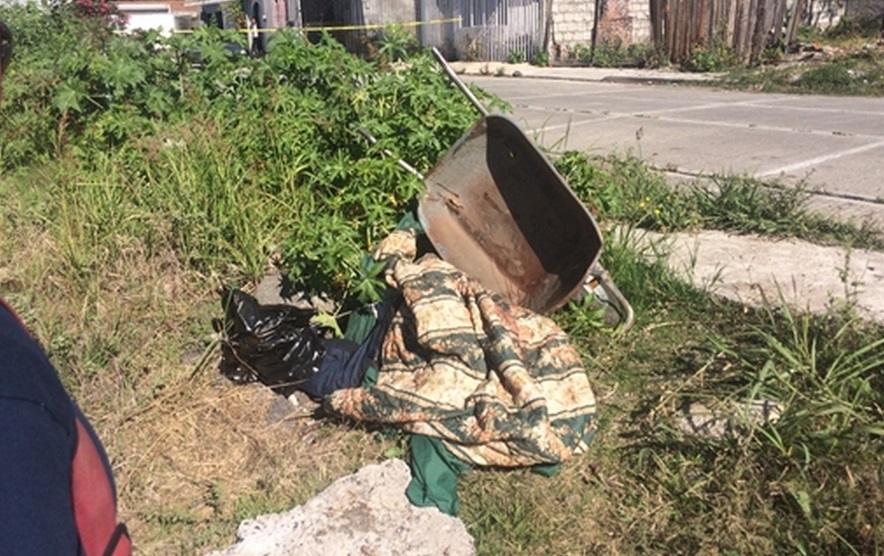 Morelia Encuentran Cad Ver Envuelto En Bolsas Y Cobija Debajo De Una