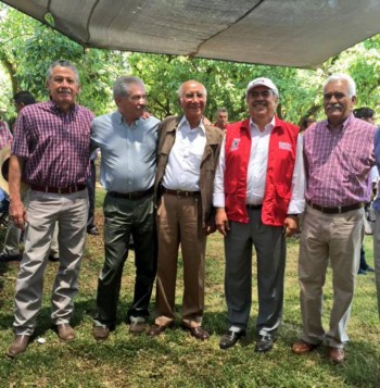 Chon Orihuela con productores de aguacate en Uruapan