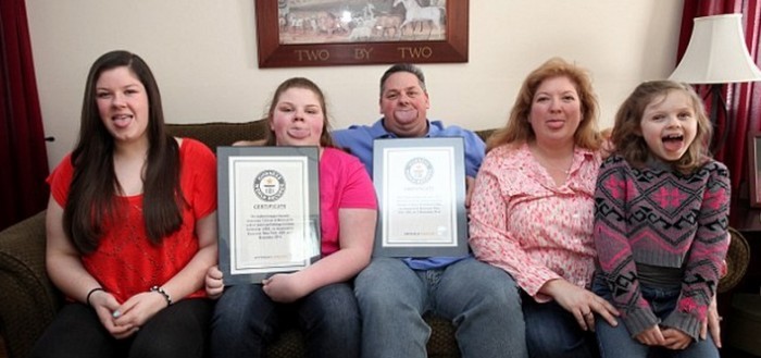 La familia con la lengua más ancha del mundo récord guinness