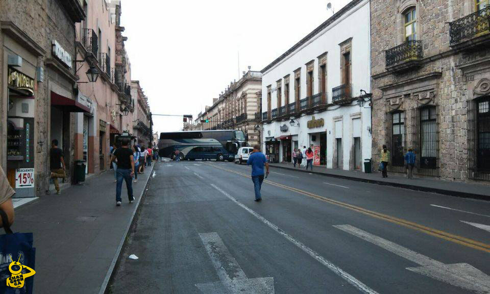 Madero cerrada por normalistas autobus Morelia